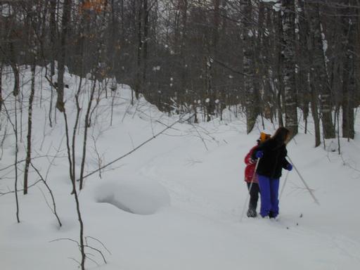 Amelia and Vittoria skiing.