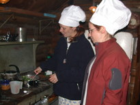 Vittoria and Amelia preparing dinner.