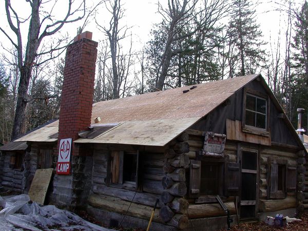 The main cabin roof with complete sheathing.