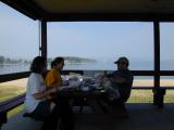 Amelia, Vittoria, and Jon eating.