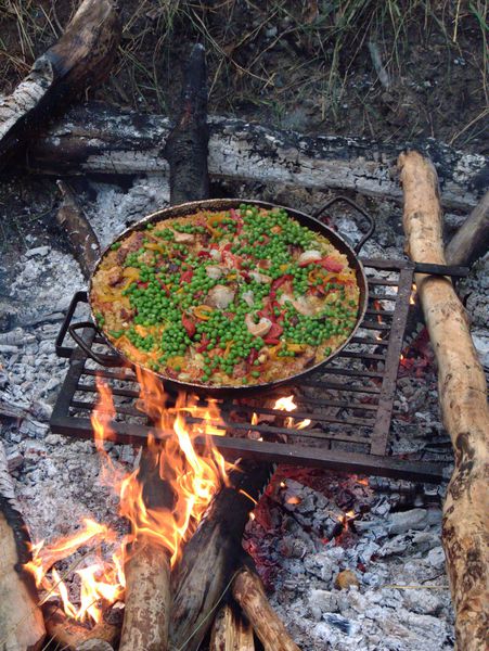 The paella, with shrimp, cooking.