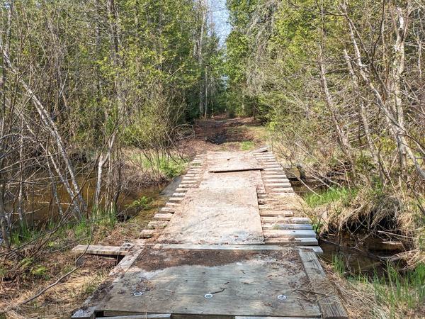 Full shot of the bridge over the North Branch of the Two Hearted river.