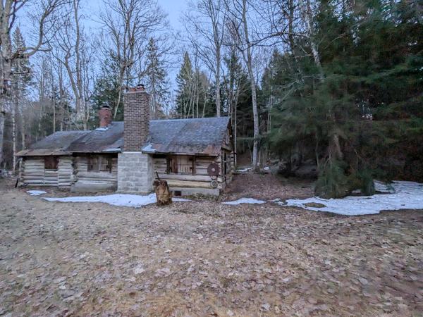 Cabin on arrival (with snow).